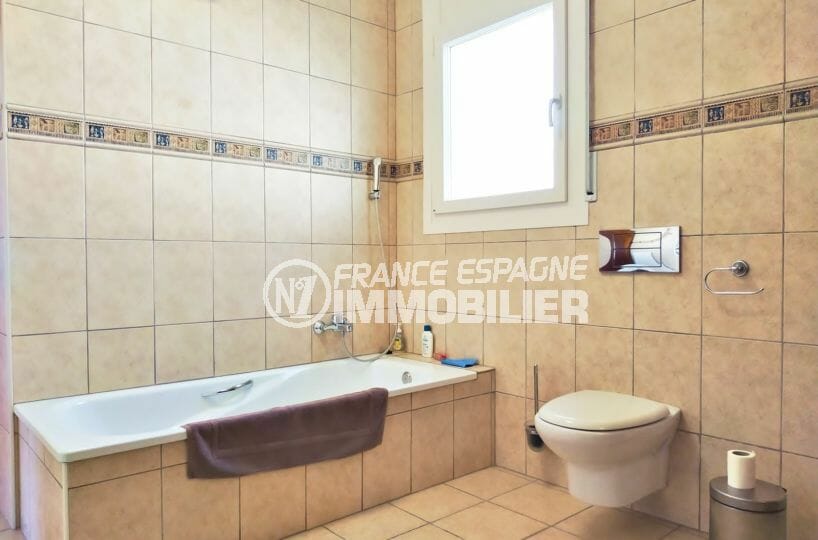 maison a vendre a empuriabrava, villa 168 m², salle de bain carrelée avec baignoire, wc