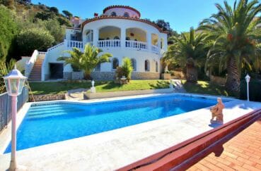 vente immobiliere costa brava: villa 366 m² construit sur terrain de 857 m² avec piscine, proche plage de roses