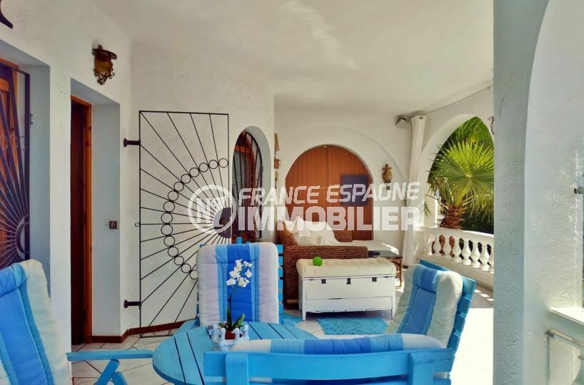 empuriabrava immo: villa 113 m² avec amarre, belle terrasse équipée, canapé, table