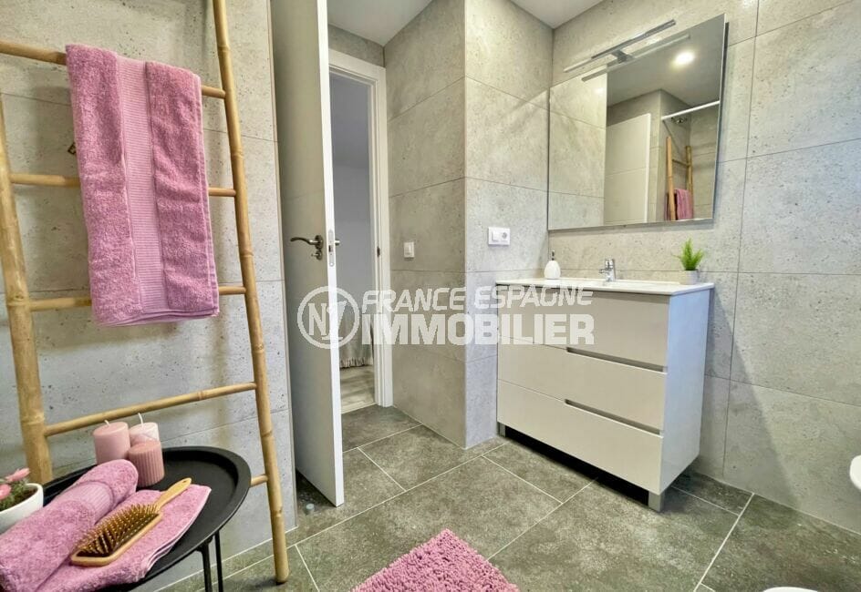 appartement à vendre rosas, 4 pièces 65 m², salle d'eau moderne avec douche