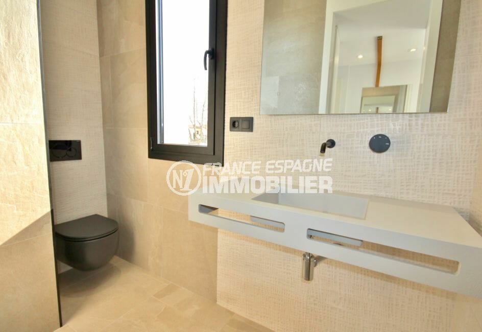 empuria immo: villa 5 pièces 234 m² avec piscine, salle d'eau moderne avec wc