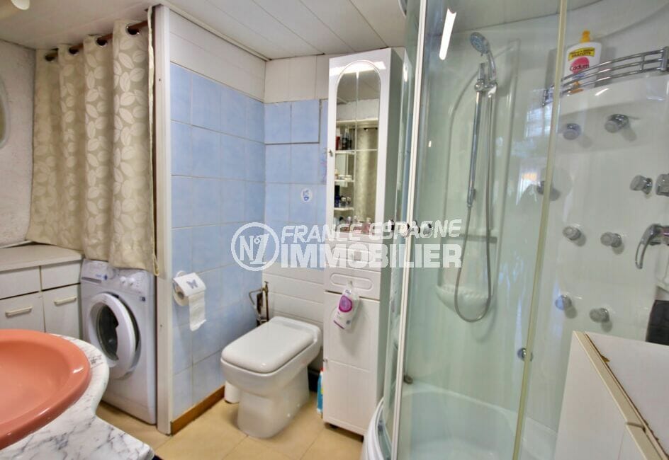 immobilier costa brava: appartement de 38 m², salle d'eau avec douche et wc