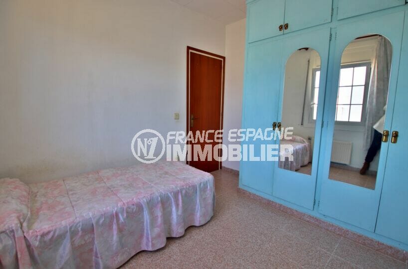 immo costa brava: villa 105 m², chambre à couher avec armoire/penderie