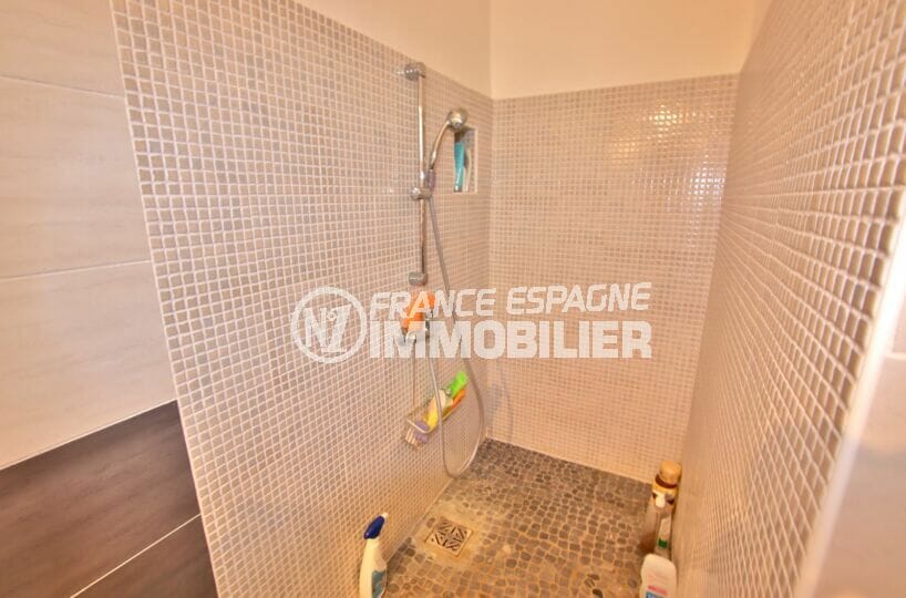 immocenter roses: villa 4 pièces 166 m², salle d'eau avec douche, wc séparé