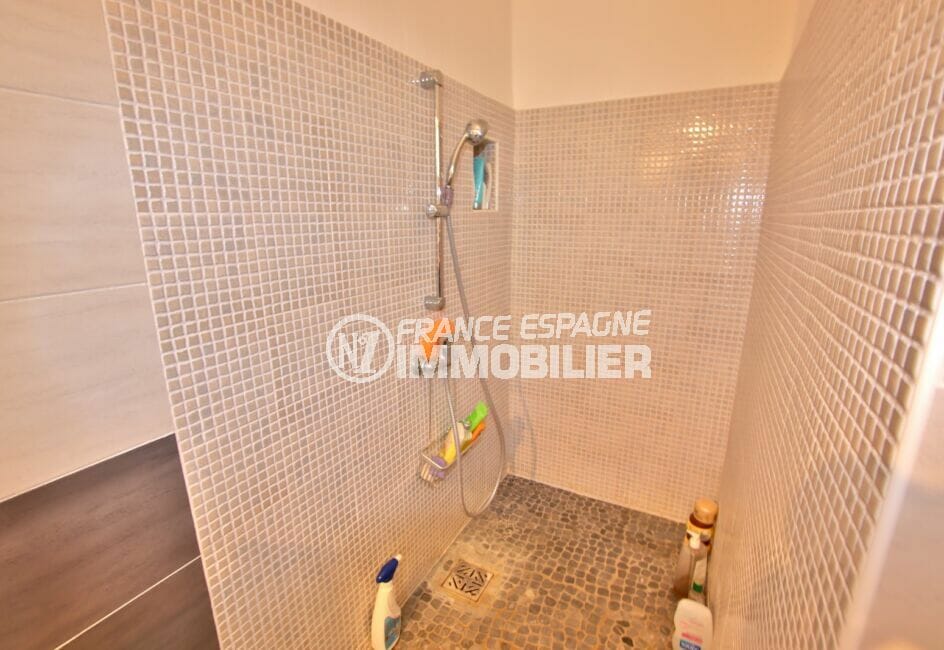 immocenter roses: villa 4 pièces 166 m², salle d'eau avec douche, wc séparé
