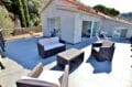 la costa brava: villa 250 m² 5 chambres, terrasse aménagée d'un salon de jardin