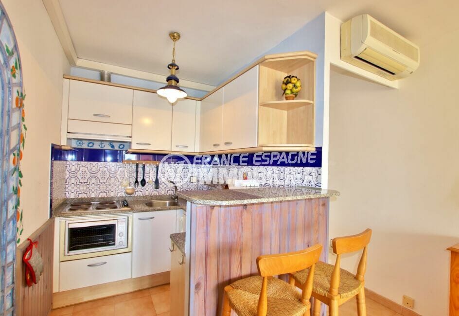 vente appartement empuriabrava, 2 pièces 45 m², séjour avec climatisation et cuisine ouverte