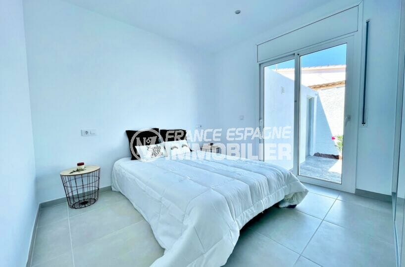 vente immobilier rosas espagne: villa 105 m² rénovée, chambre à coucher avec accès terrasse
