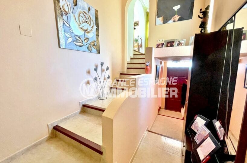 maison a vendre rosas vue mer, 136 m² avec 4 chambres, escalier dans le hall d'entrée pour accès étage