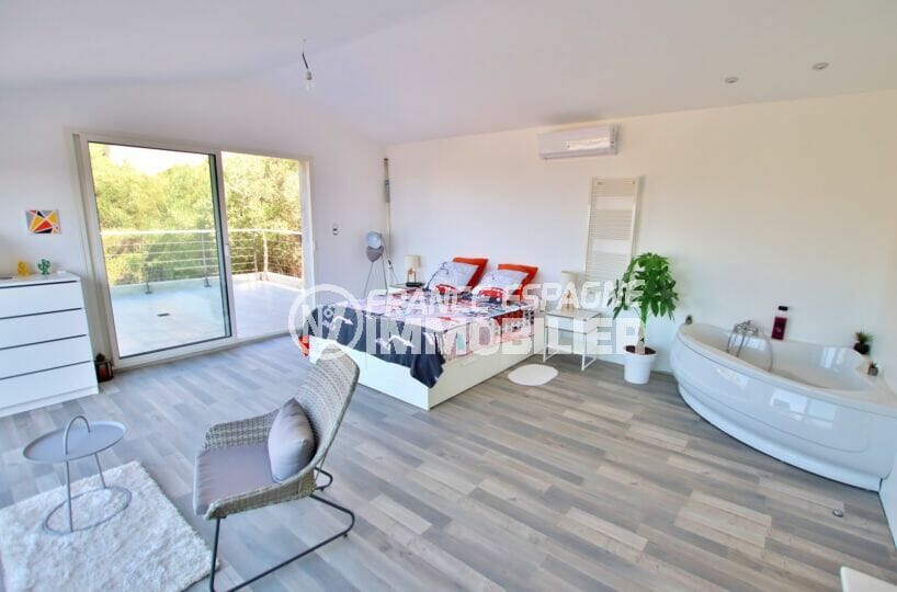 achat maison roses espagne, 250 m² , 1° chambre avec baignoire en coin et terrasse