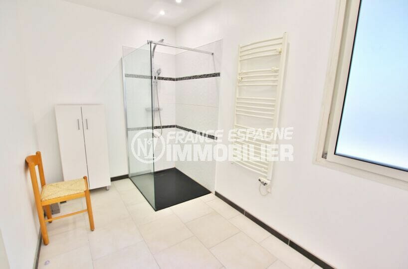 immocenter roses: villa 250 m² 5 chambres, salle d'eau avec douche moderne