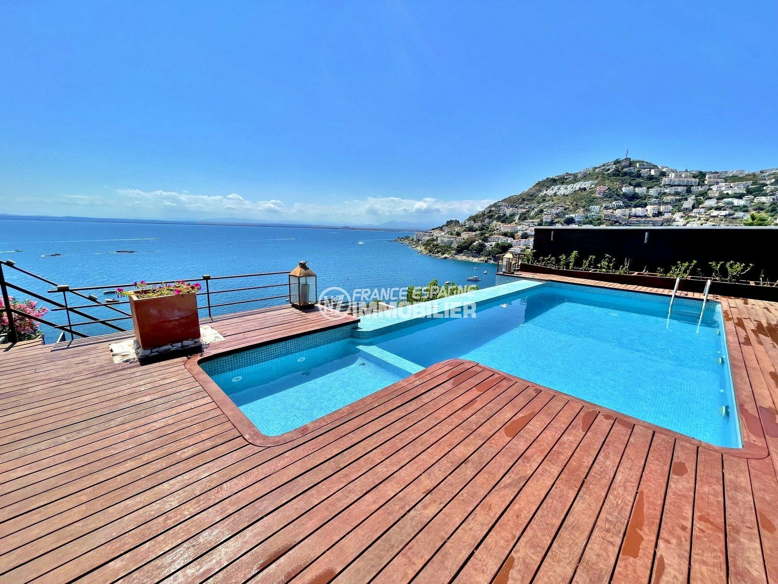 immo roses: villa 227 m² avec piscine privée, vue mer, 2 terrasses, garage et parking cour intérieur, proche plage