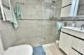 immobilier empuriabrava marina: appartement rénové 2 chambres 53 m², salle d'eau avec douche à l'italienne
