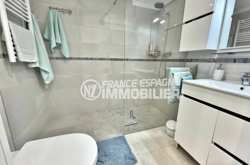 immobilier empuriabrava marina: appartement rénové 2 chambres 53 m², salle d'eau avec douche à l'italienne