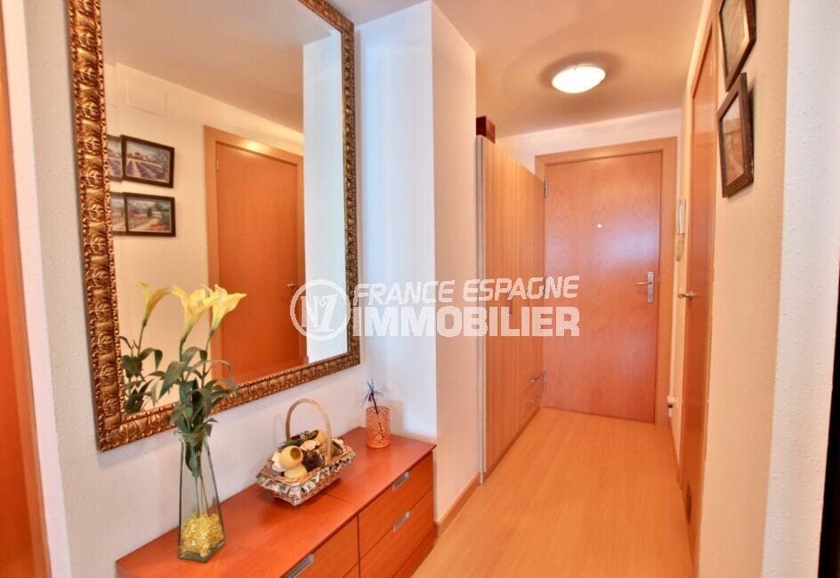 santa margarita rosas: appartement 81 m², entrée et couloir d'accès aux 2 chambres