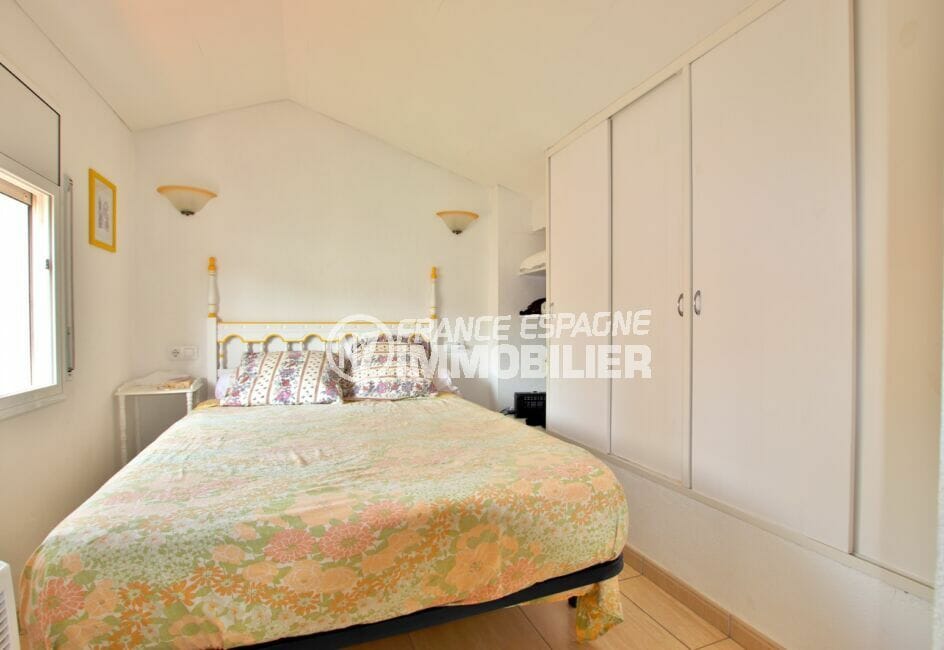immo center rosas: villa 3 chambres 55 m², lit double et penderie intégrée