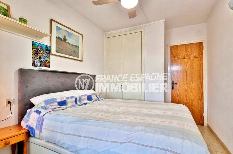 la costa brava: appartement 40 m² avec amarre, chambre avec lit double et armoire encastrée