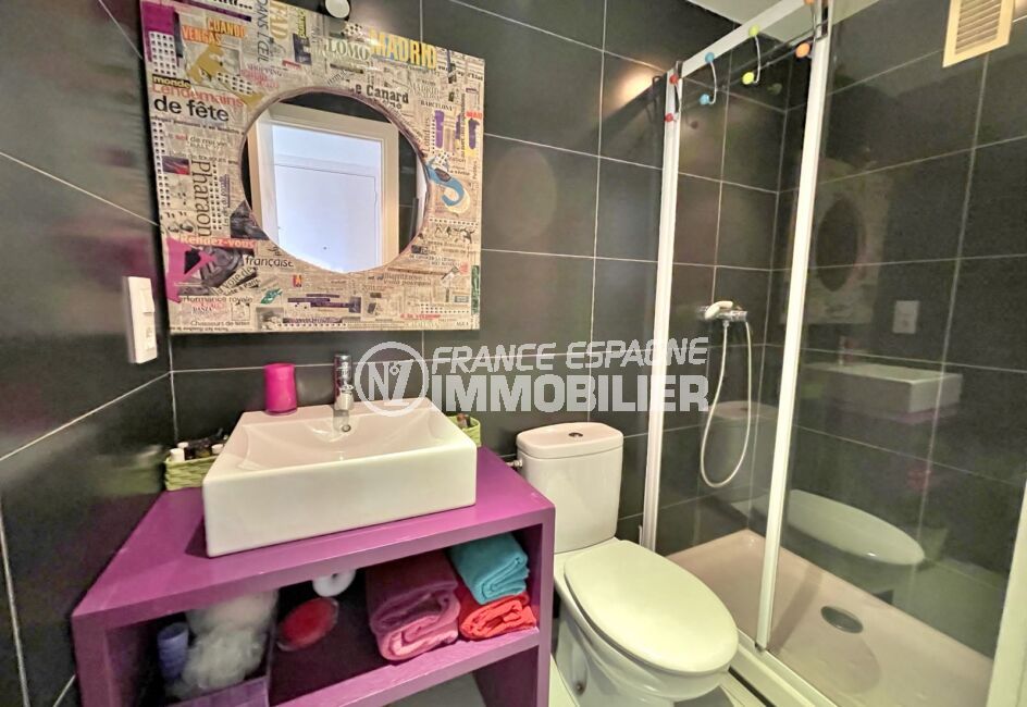 vente appartement roses espagne, 2 pièces 46 m², salle d'eau avec cabine douche et wc