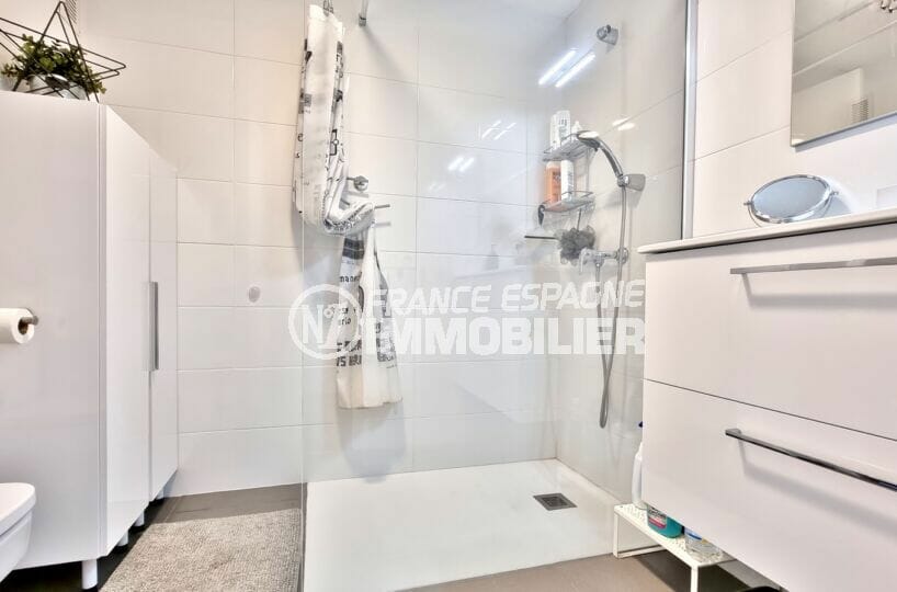 achat appartement espagne costa brava, 2 pièces 48 m²,  salle d'eau claire avec rangements