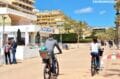 promenade en vélo ou à pied le long de la plage de rosas avec ses boutiques et restaurants