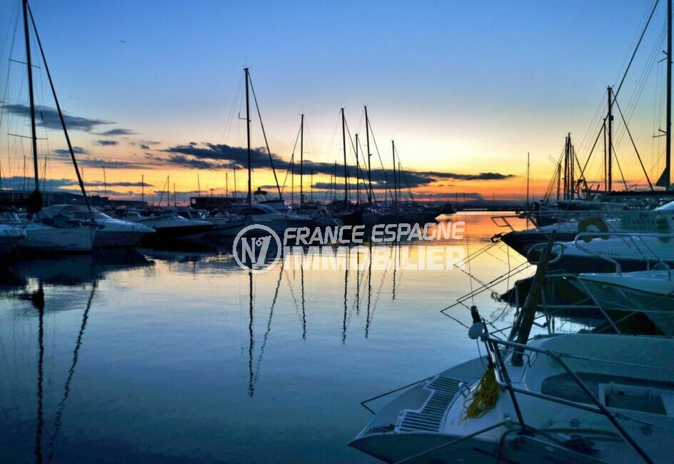 coucher de soleil sur la marina de rosas et ses magnifiques bateaux amarrés