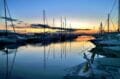 coucher de soleil sur les embarcations amarrées dans la marina de rosas