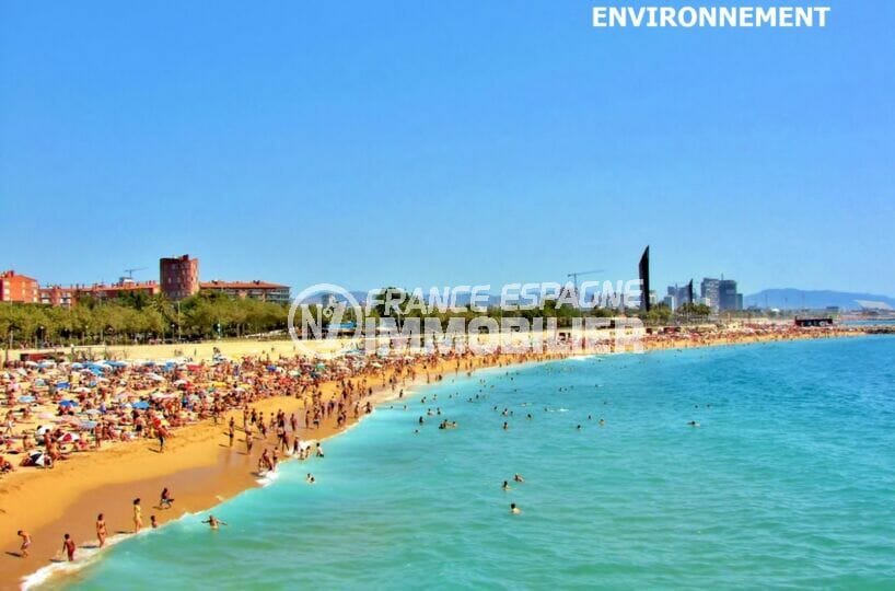 la plage de barcelone avec son sable fin et ses eaux transparenntes