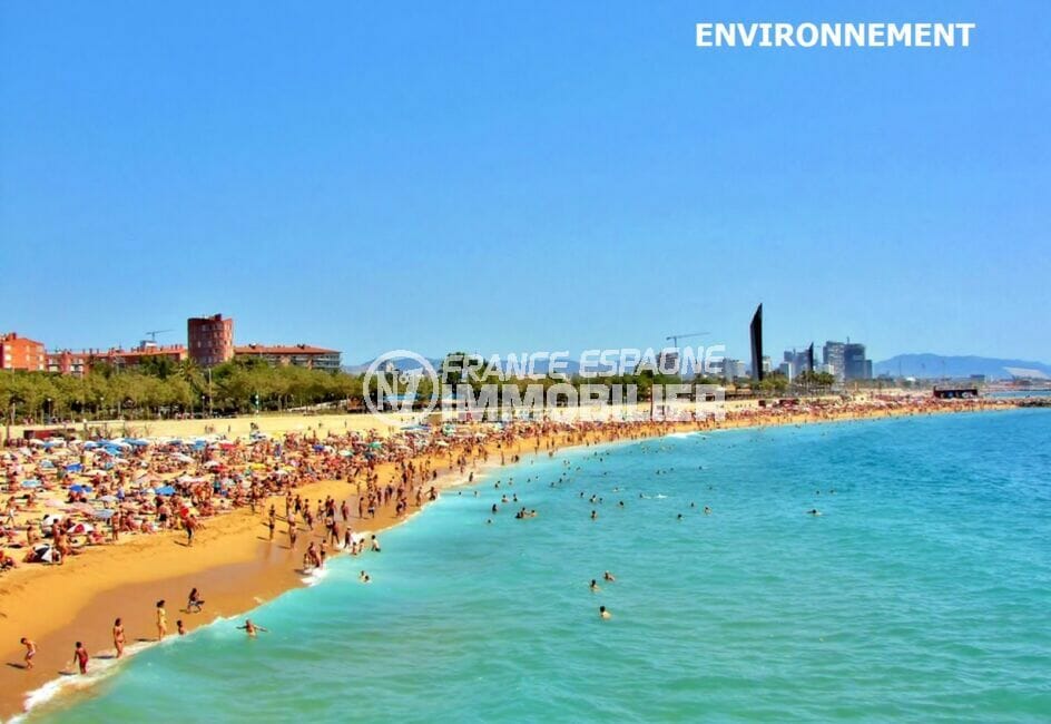 la plage de barcelone avec son sable fin et ses eaux transparenntes