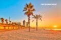 le sable fin, les palmiers et le magnifique coucher de soleil sur la plage de barcelona