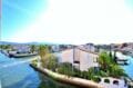 appartement empuria brava, 2 pièces 41 m², terrasse vue canal, exposition sud, parking. proche plage et commerces