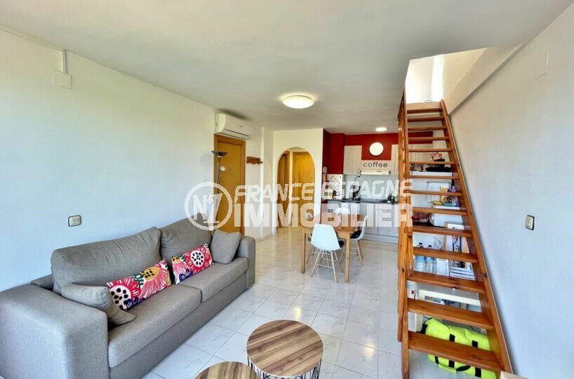 achat appartement empuriabrava, 2 pièces 42 m² atico, escalier en bois menant à l'étage