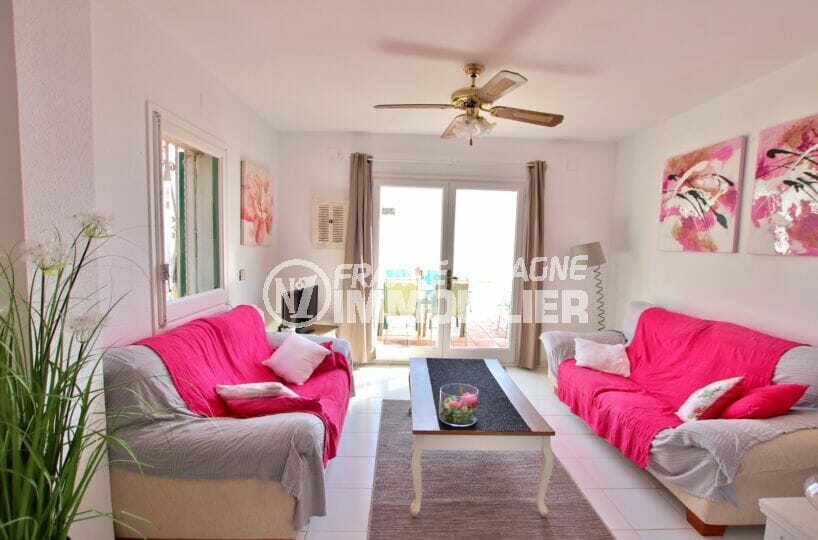 achat maison roses espagne, 2 chambres 62m², joli salon avec accès à la terrasse