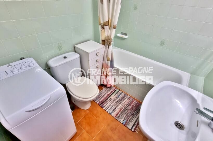 achat appartement empuriabrava, studio 37 m², salle de bain avec baignoire et wc, lave linge