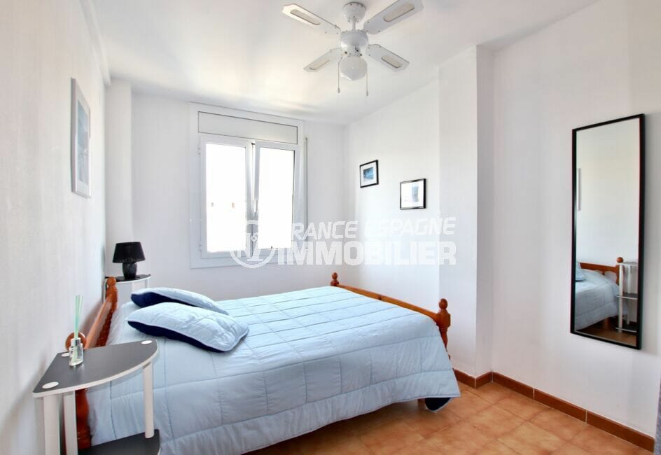 immocenter empuriabrava: appartement 2 pièces 41 m², chambre avec lit double, ventilateur plafond