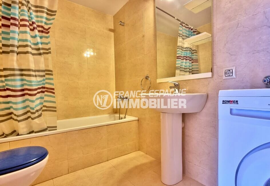 vente appartement costa brava pas cher, 2 pièces 56 m², salle de bain avec baignoire et wc