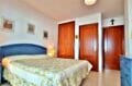 immo center rosas: appartement 2 chambres 70 m², chambre avec lit double, armoire / penderie