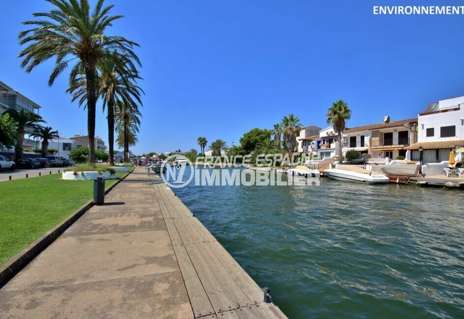 promenade le long du canal d'empuriabrava avec ses villas et bateaux