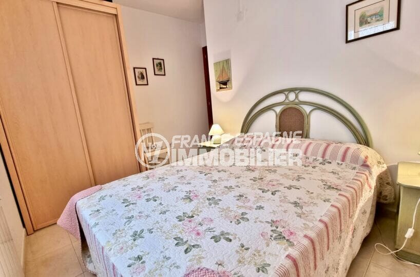 vente appartement roses espagne, 2 chambres 70 m², chambre à coucher avec armoire / penderie