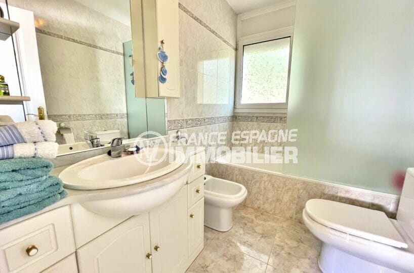 vente immobiliere rosas: villa 3 chambres 124 m², seconde salle d'eau avec baignoire et wc