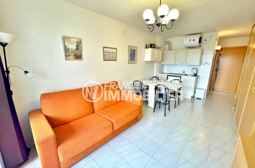 appartement à vendre à empuriabrava: studio 24 m², séjour avec coin cuisine, carrelage blanc au sol, murs clairs