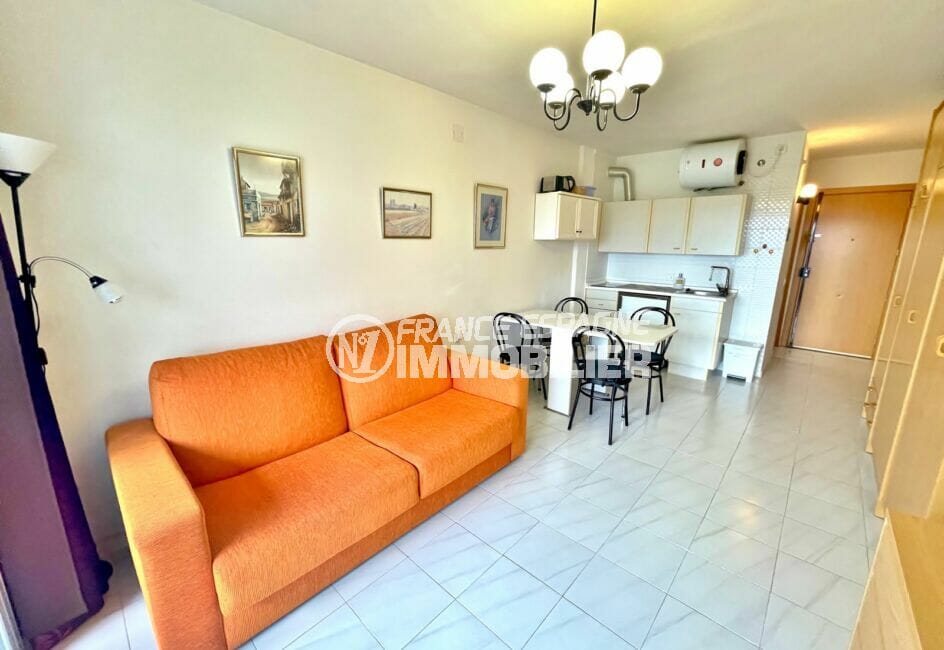 appartement à vendre à empuriabrava: studio 24 m², séjour avec coin cuisine, carrelage blanc au sol, murs clairs