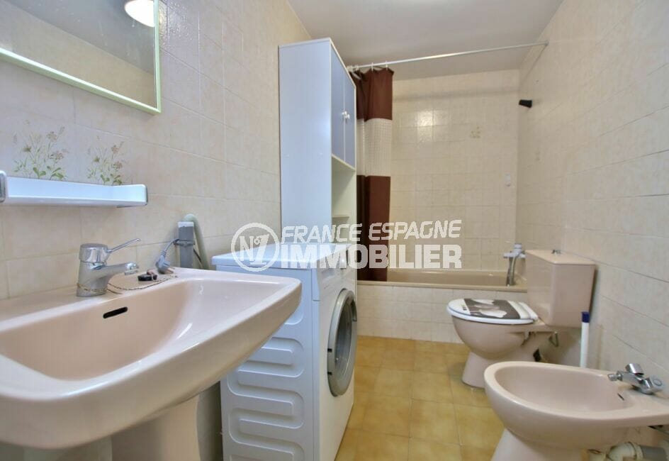 appartement a vendre a rosas, 2 pièces 49 m², salle de bain avec baignoire et wc, branchement lave-linge