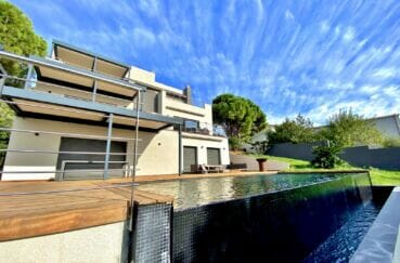 maison a vendre espagne bord de mer, 4 chambres 351 m², piscine débordante 8m x 4m sur terrain 2 000 m²