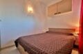 achat appartement rosas, chambre à coucher avec lit double, applique mural