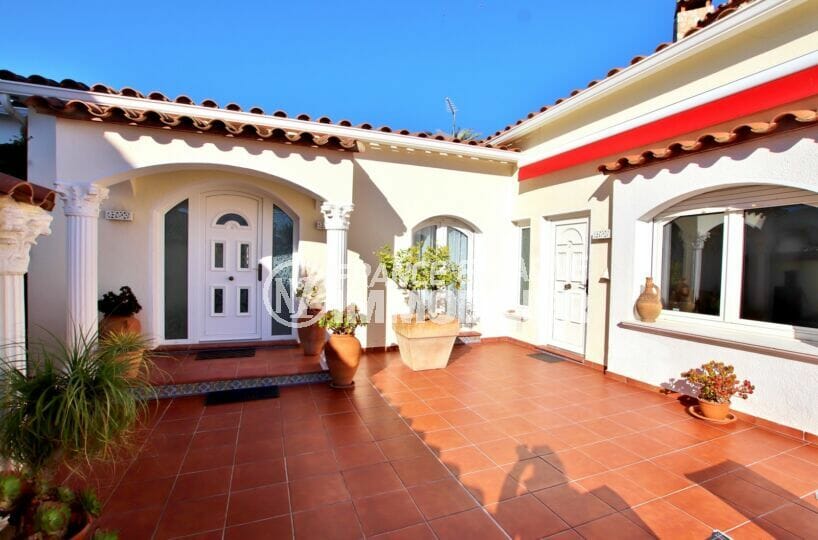 maison a vendre a empuriabrava, 3 chambres 180 m², belle entrée sur la villa