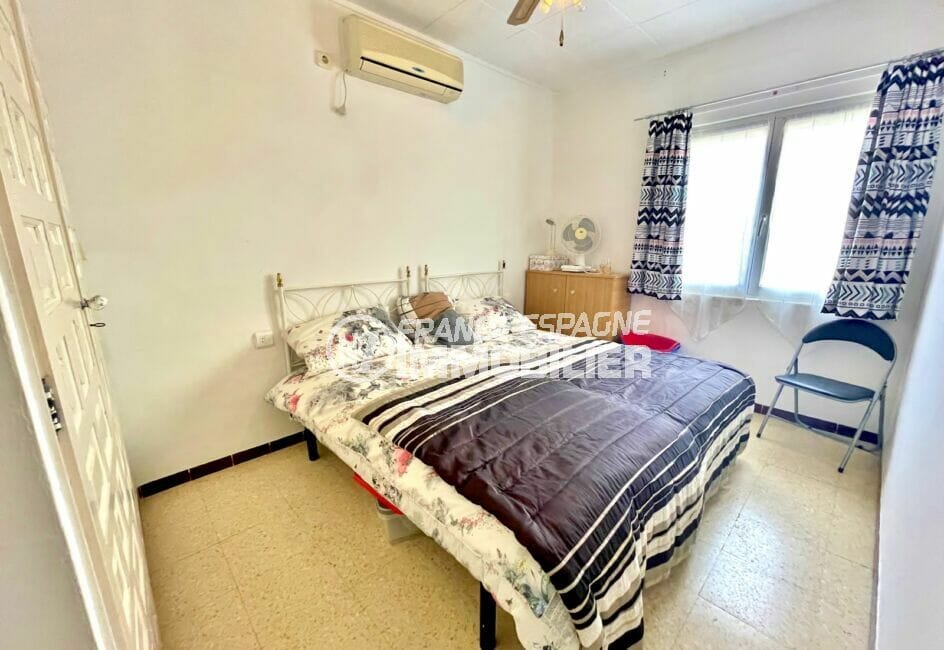 vente empuriabrava: villa 3 chambres 95 m², chambre à coucher avec ventilateur plafond et climatisation