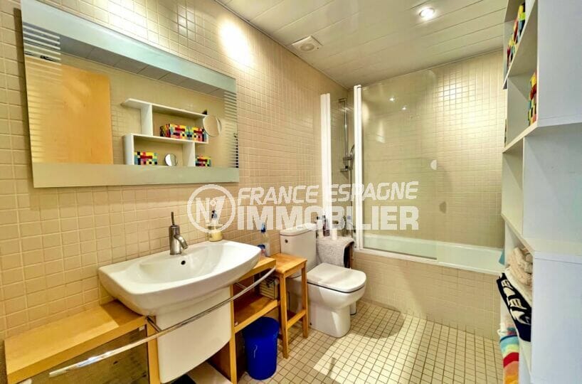acheter appartement rosas, 2 chambres 75 m², salle de bain avec baignoire et wc