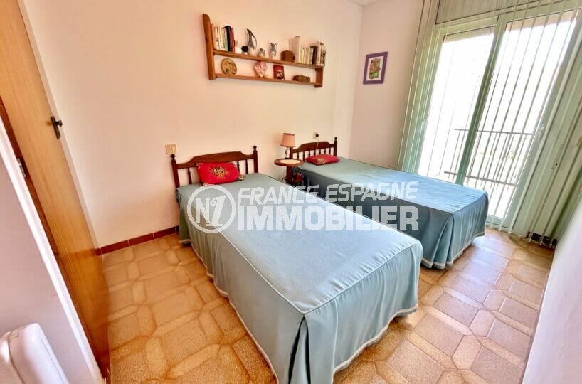 immocenter empuriabrava: appartement 2 chambres 74 m², 2 lits simples, penderie, terrasse