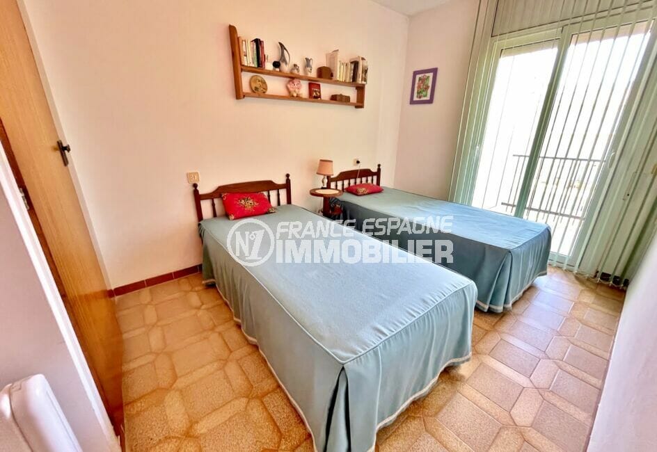 immocenter empuriabrava: appartement 2 chambres 74 m², 2 lits simples, penderie, terrasse
