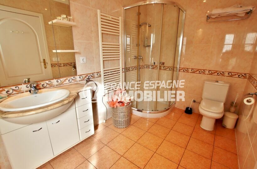 immobilier empuriabrava particulier: villa 3 chambres 180 m², seconde salle d'eau avec douche italienne